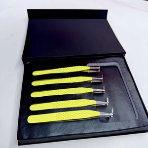 Venta al por Mayor de Pinzas para Extensión de Pestañas GETUP BROSONS IMPEX de Acero Inoxidable Antimagnético con Recubrimiento de Polvo Amarillo y Punta Plateada con Agarre de Diamante - Product Image 6
