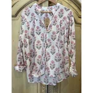 Blusa Floral de Lujo CHLOE para Mujer, Estampado Floral Pintado a Mano, 100% Lino, Disponible en Talla XL, Corta, para Primavera, Oficina, Fiesta - Product Image 5