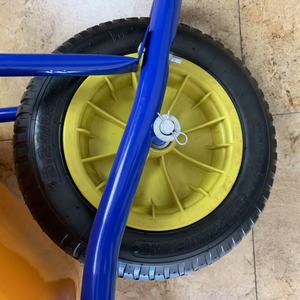 Mini <span class=keywords><strong>brouette</strong></span> de jardin légère pour enfants en métal et plastique avec roues en caoutchouc solide Cadeau parfait pour enfants pour le jeu de cour - Product Image 6