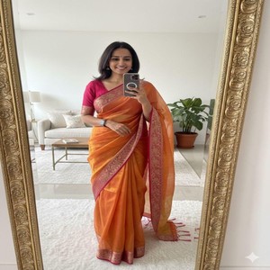 Sari de Seda Suave VASTRA COTTAGE con Tejido Zari Puro, Borde y Pallu con Zari Enriquecido y Blusa Combinada en Tonos Elegantes - Product Image 4