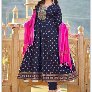 Magnifique robe Anarkali indienne et pakistanaise en tissu de rayonne et de soie, avec de magnifiques broderies, pour les fêtes, les mariages, les occasions décontractées, les tenues traditionnelles pour femmes - Product Image 5