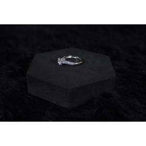 Anillo de Plata de Ley con Diamante Solitario para Compromiso o Regalo - Estilo Hiphop con Baño de Rodio - Product Image 1