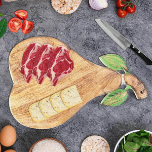 Planche de service pour la préparation des repas personnalisable Planche à découper en bois de manguier en forme de fruit avec poignée - Product Image 5