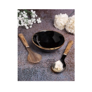 Bol en corne naturelle polie artisanale avec un design écologique et une forme organique pour servir des collations ou des salades - Product Image 1