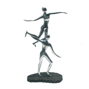 Sculpture de table moderne de luxe en métal aluminium Accent New Home Decor Trendy Office Interiors avec logo personnalisé sur le thème du sport plaqué - Product Image 1