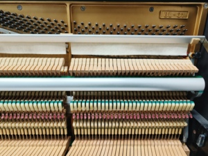 KAWAI BL31 Piano droit d'occasion japonais, son équilibré, qualité export, design raffiné - Product Image 3