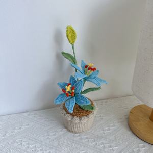 Pot de fleurs en forme de lys à double tête au crochet, décoration florale artisanale pour la maison, mariage et événements d'entreprise - Product Image 6
