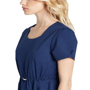 Uniformes Médicos Personalizados Antiarrugas para Spa, Conjunto de Blusa y Pantalón con Cuello en V para Enfermeras - Product Image 1