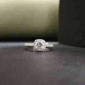 Anillo de Compromiso de Lujo con Moissanita Corte Cojín, Certificado IGI, Engaste Pavé Moderno, Plata de Ley 925, Joyería Exclusiva - Product Image 2