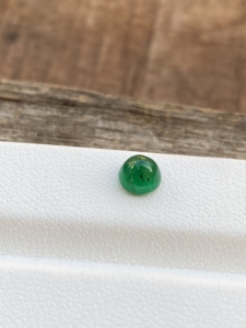 Superbe pierre de Cabochon de forme ronde émeraude zambienne naturelle avec une pierre précieuse en vrac de bonne qualité de couleur pour la fabrication de bijoux 0.75 carats - Product Image 2