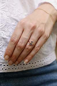 Bague pour femme en or 14 carats avec deux saphirs bleus ronds et accents de diamants, style classique de fiançailles - Product Image 4