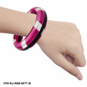 Bracelet en résine rayé rose et blanc artisanal moderne pour femme, parfait pour un usage quotidien - Product Image 3