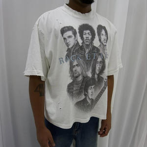 Camiseta de punto para hombre personalizada con estampado DTG, lavado claro, hombros caídos, cuello redondo, efecto desgastado, corte regular y estilo urbano. - Product Image 3