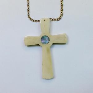 Collier pendentif en os fait main avec incrustation de coquille d'ormeau au centre - Bijoux religieux spirituels en os de bovin vintage - Product Image 3