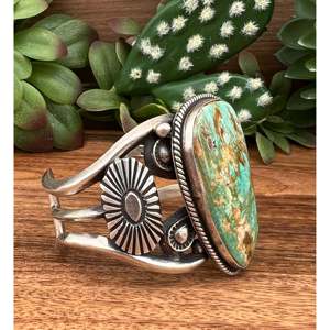 Brazalete de Plata de Ley y Turquesa Royston Hecho a Mano por Artistas Navajo, Accesorio de Moda - Product Image 4