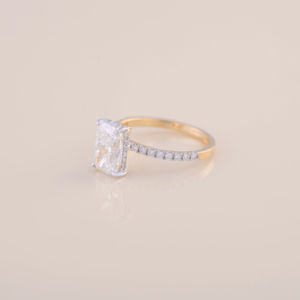 แหวนหมั้นเพชรทรงเรเดียนท์คัท 1.10 กะรัต เพชรเพาะเลี้ยงในห้องปฏิบัติการ พร้อมเพชรฝังแบบ Pave 0.304 กะรัต ชุบโรเดียม ทอง 9K สีเหลือง/ขาว/โรสโกลด์ รับรองโดย IGI - Product Image 3