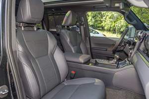 SUV tout-terrain de luxe pleine grandeur d'occasion 2024, 4x4 haut de gamme avec suspension avancée et pack confort haut de gamme - Product Image 3