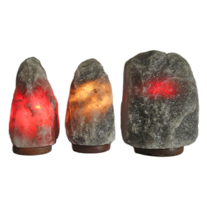 Lámpara de sal gris de forma Natural del Himalaya 2025 de alta calidad Lámpara de sal de roca mineral hecha a mano de calidad superior con base de madera - Product Image 5