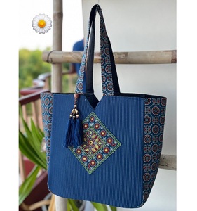 Bolsa de Compras de Algodón con Estampado Ajrakh Vintage Elegante, con Cadenas y Bordado, Diseño Espacioso, 13x13x7 Pulgadas, Cierre de Cremallera y Bolsillos - Product Image 6