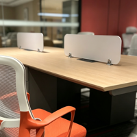 Poste de travail modulaire moderne pour bureau, table pour 4 personnes avec écran de séparation pour plus d'intimité