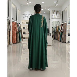Ensemble de robe formelle pakistanaise en deux pièces |   Abaya verte avec robe intérieure beige |   Tendances par CP - Product Image 6