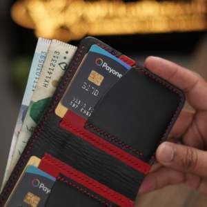 Non. Portefeuille vertical fin 86 en cuir de vachette pleine fleur, fait main, unisexe, noir et rouge - Product Image 5