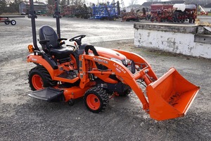 Tractor Kubota BX2380 de 2018 con plataforma de corte de montaje medio - Product Image 3