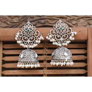 Pendientes de aro jhumka con diseño de flor de piedra de latón con aspecto de plata, hechos a mano, estilo tradicional, para niñas y mujeres - Product Image 1