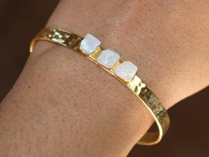 กำไลข้อมือหินมูนสโตนสีรุ้งธรรมชาติ ชุบทอง 18k กำไลข้อมือหินประจำเดือนมิถุนายน - Product Image 5