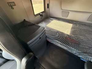 พร้อมใช้งาน รถบรรทุกหัวลากมือสอง ปี 2023 ยี่ห้อ International LT Sleeper หลังคาสูง 450 แรงม้า เกียร์อัตโนมัติ 12 สปีด พร้อมส่งออก - Product Image 3