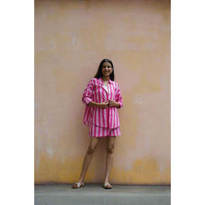 Conjunto de Lino de Verano para Mujer - Camisa a Rayas Rosa y Falda-Pantalón por Encima de la Rodilla, Manga Tres Cuartos, Corte Holgado, Dos Piezas - Product Image 4
