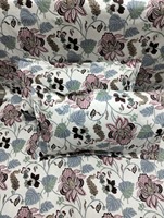 Draps de lit 100% coton sur mesure de différentes tailles dans des motifs floraux dans des couleurs pastel et vives avec des housses d'oreiller.
