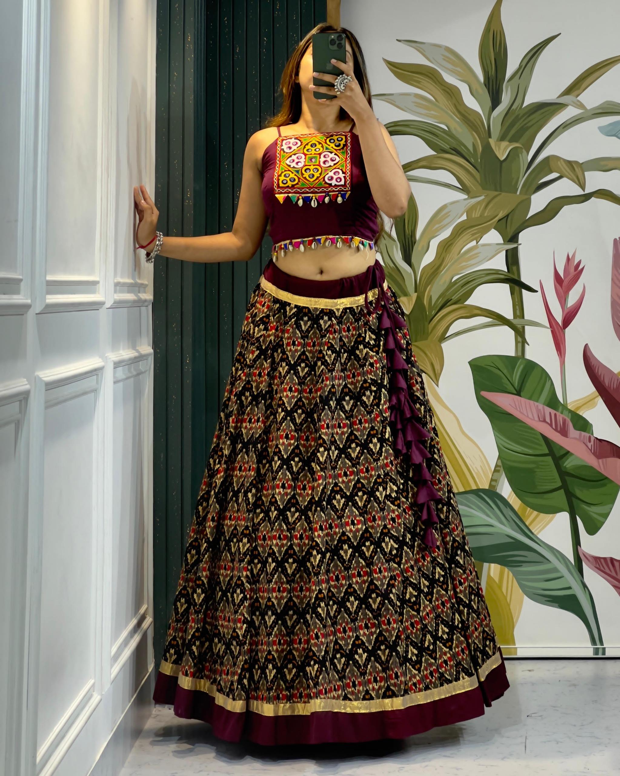 Styles authentiques avec ghagra choli designer rajasthani pour les