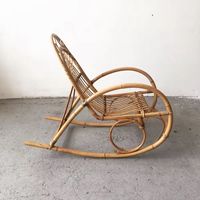 Chaise longue pliable moderne en rotin avec rembourrage en éponge, design inclinable et rangement intégré, idéale pour salon, chambre et hôtel