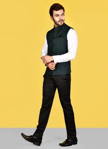 Gilet vert pour homme de créateur indien pour les occasions spéciales, les mariages et les soirées, disponible à la vente - Product Image 3