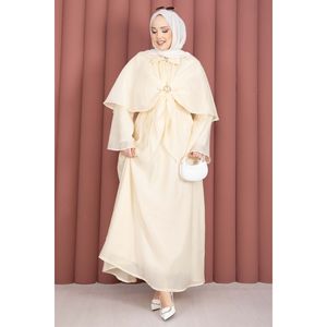ชุดฮิญาบแบบสามชิ้นผ้าชีฟองสีเหลืองพร้อมดีเทลเข็มกลัดสุดหรู - Product Image 5