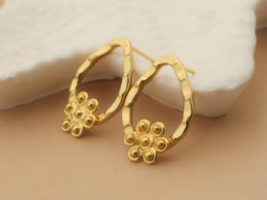 Pendientes de aro de flores texturizadas chapadas en oro hechas a mano, joyería de declaración floral de latón martillado moderno para mujer - Product Image 2