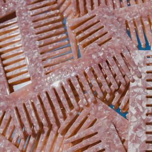 หวีสำหรับตัดผมทำจากวัสดุเรซินสำหรับร้านเสริมสวย - Product Image 2