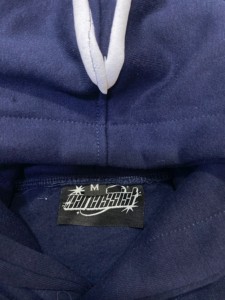 Sweat à capuche avec logo personnalisé imprimé bouffant sur l'étiquette tissée à l'intérieur du cou OEM solide toutes les couleurs disponibles bleu avec logo de couleur blanche - Product Image 4