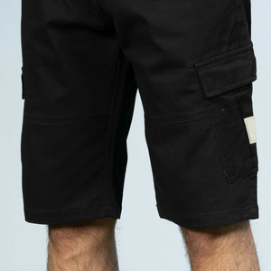 Pantalones cortos cargo informales para hombre de algodón 100% al por mayor, color negro de corte regular con patrón sólido y cierre de cordón bordado 3D - Product Image 3