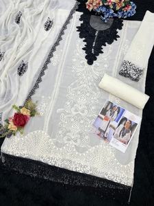 Costume pakistanais exclusif pour mariages Renard lourd Georgette Feuille Broderie Séquence Travail Moti Border Khatli Cou Détaillant - Product Image 5