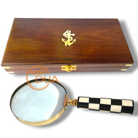 Loupe de 4 pouces avec une poignée en damier noir et blanc, et il est livré dans une boîte en bois.