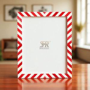 Cadre photo personnalisable en os incrusté de chevrons rouge et blanc moderne décoratif, fait à la main pour le mur/le dessus de table, salon, bureau - Product Image 2
