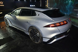 Voitures hybrides de luxe 2024, 4 portes, 4 portes berlines, moteur turbo, transmission semi-automatique, toit ouvrant panoramique, à vendre - Product Image 4