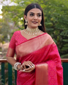 Nuevo Diseño de Deslumbrantes Saris de Seda Bandhej Patola con Bordes Kanchi y Bordes de Tejido Zari en Contraste, Muy Hermosos - Product Image 3