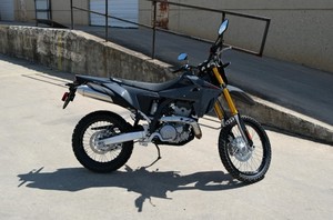 Motocicleta Suzuki DR-Z4S 2025 de Doble Propósito con Motor EFI de 398cc, Chasis de Acero de Doble Viga y Sistema de Conducción Inteligente Suzuki - Product Image 2