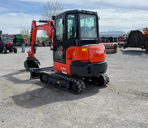 Livraison rapide et gratuite pour l'excavatrice compacte Kubota KX033-4, poids opérationnel de 4,5 tonnes, avec accessoire de pelle. - Product Image 1