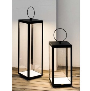 Lanterne à bougie en métal suspendue pour balcon et patio - Product Image 1