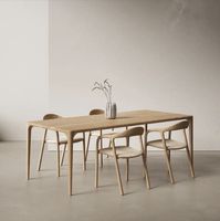 Table à manger en chêne massif RH American Durable Oak, design rustique moderne contemporain, pour usage domestique.