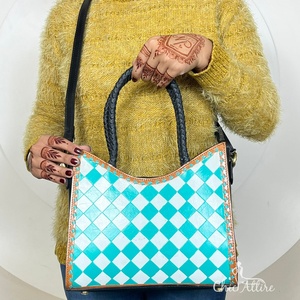 Sac à main bandoulière en cuir artisanal tendance 2025 pour femme, motif à carreaux turquoise et blanc, sacs fourre-tout à bandoulière mode - Product Image 1